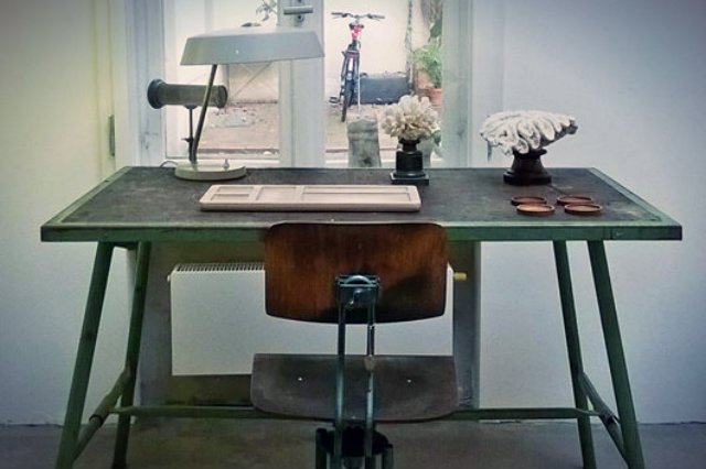 Jacek Kolasiński projektuje wnętrza, dobierając do nich sprowadzane od kolekcjonerów kilkudziesięcioletnie meble, najczęściej z okresu NRD i międzywojnia