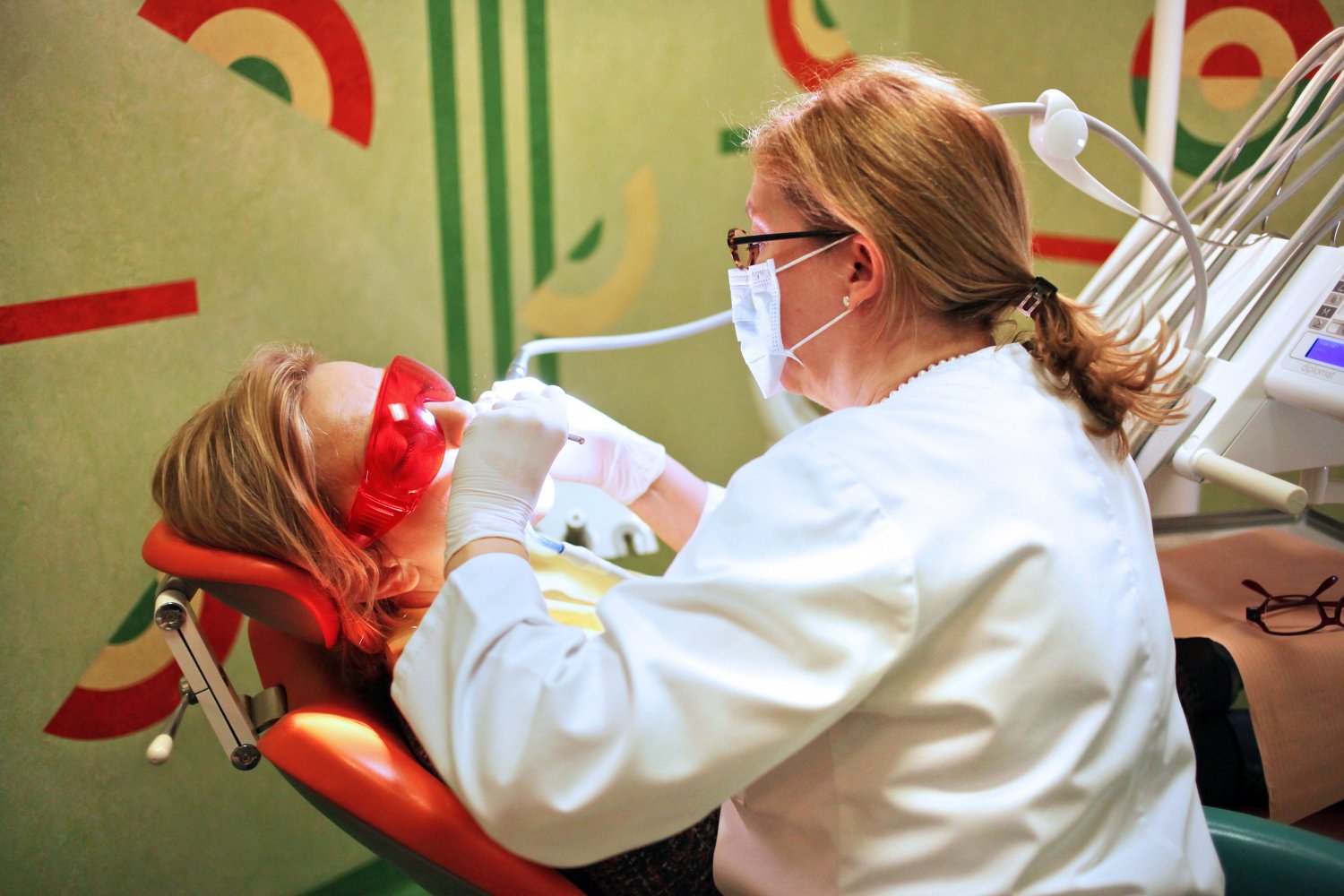 Wiele gabinetów stomatologicznych nalicza do standardowych usług dopłaty za obowiązkowe środki ochrony osobistej. (zdjęcie poglądowe)