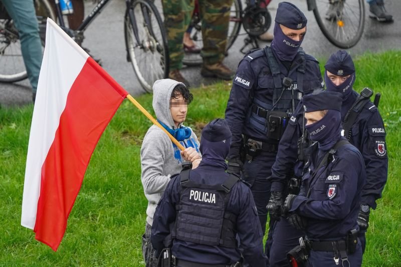 Czy za mandat przy braku maseczki możemy się "odwdzięczyć" policjantowi?