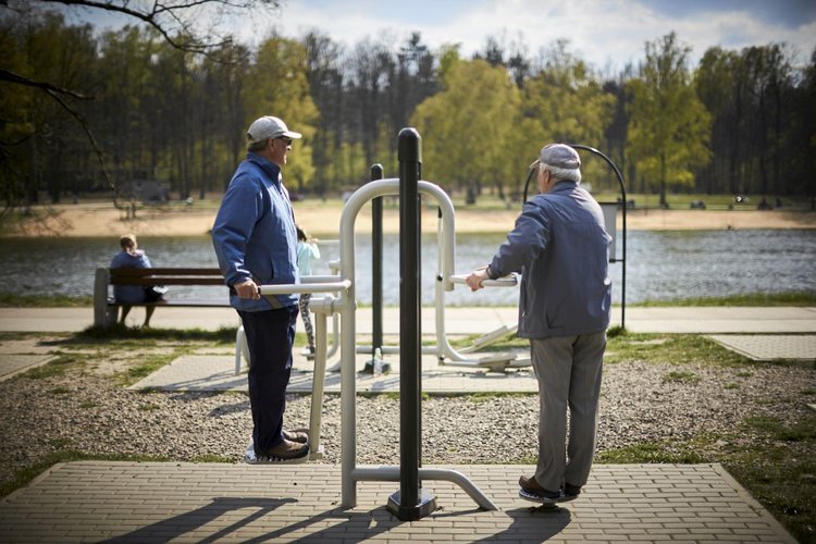 Średnio Polacy są aktywni zawodowo trochę ponad 30 lat.