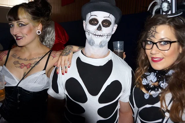 Impreza kostiumowa to stały punkt Halloween, niezależnie od kraju.