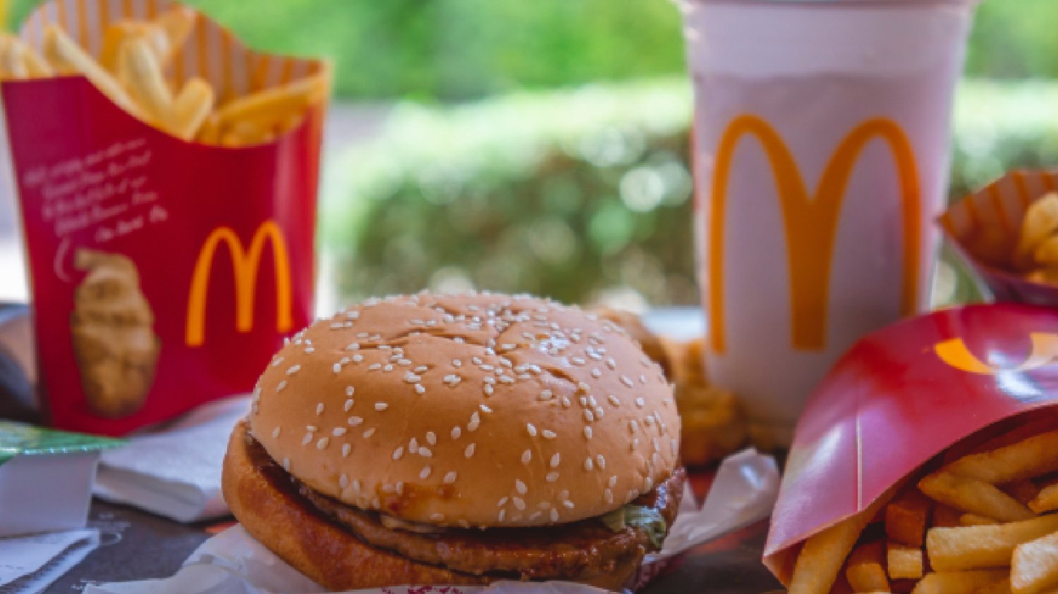 jedzenie z restauracji McDonald's, frytki, Bic Mac i Cola Cola