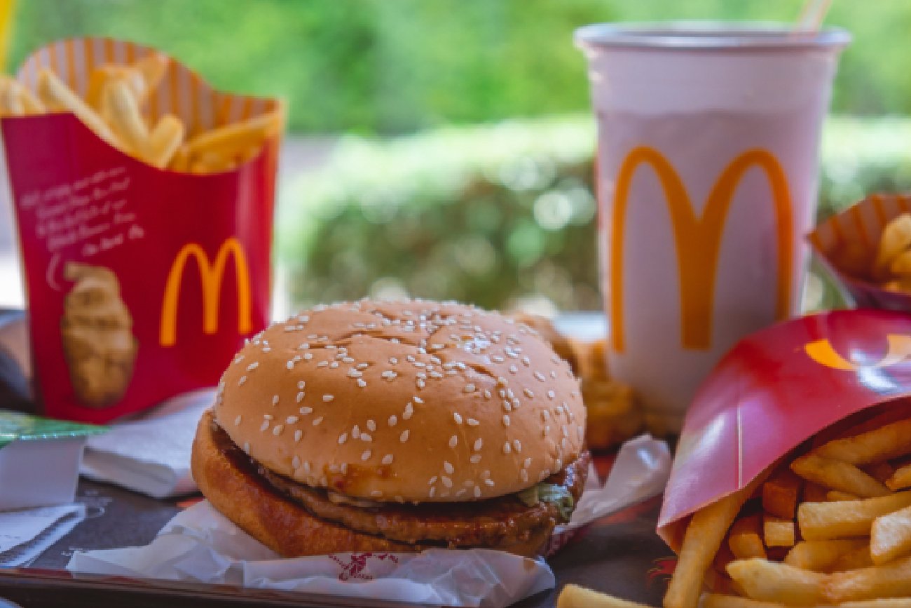 jedzenie z restauracji McDonald's, frytki, Bic Mac i Cola Cola