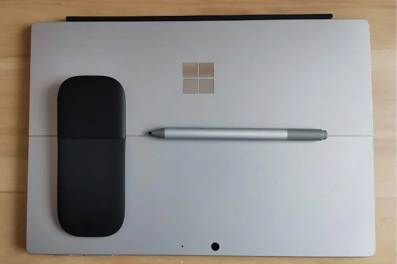 Na zdjęciu Surface i wszystkie akcesora. Bajecznie lekki i kompaktowy zestaw.