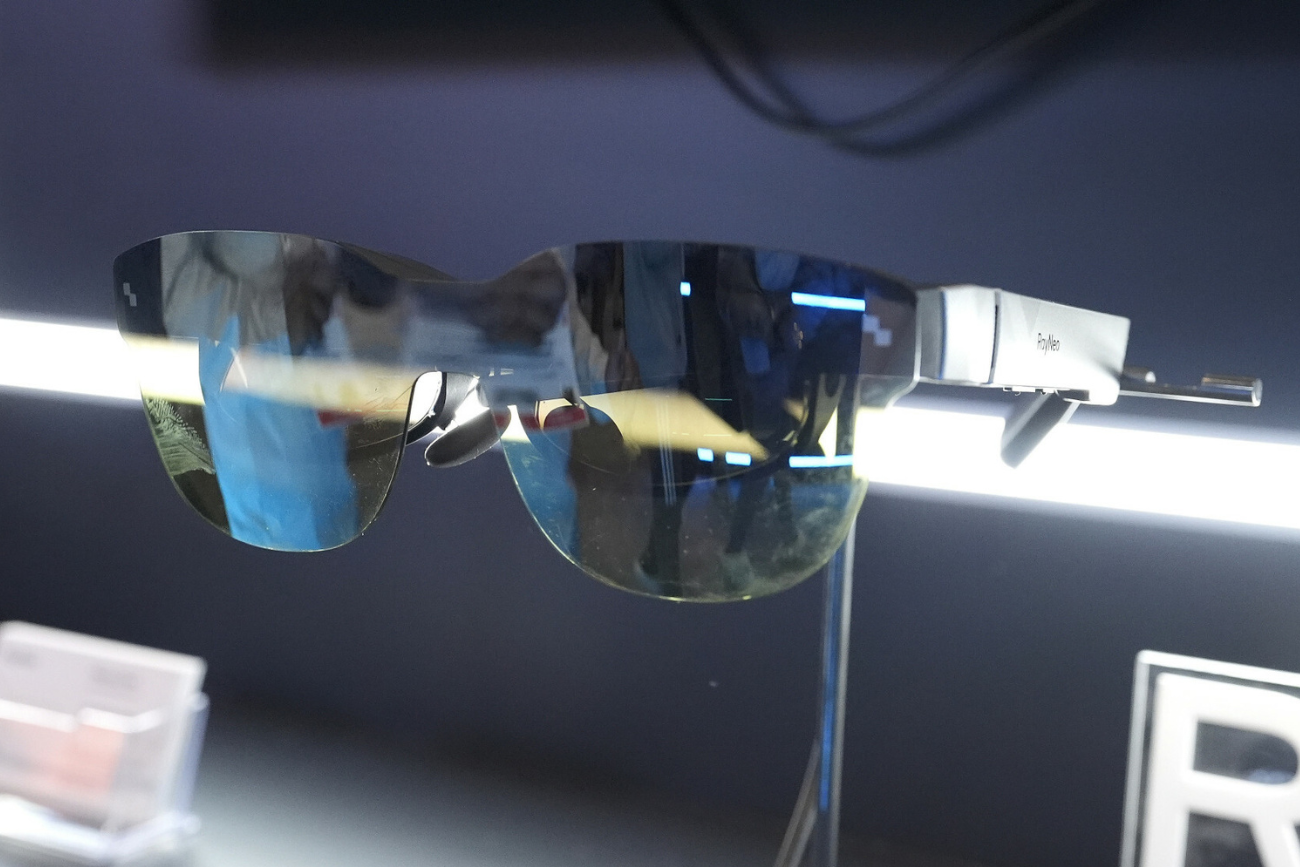 Okulary są niewielkie i lekkie – ważą mniej niż 85 gramów, bo niewiele różnią się od standardowych modeli okularów przeciwsłonecznych.