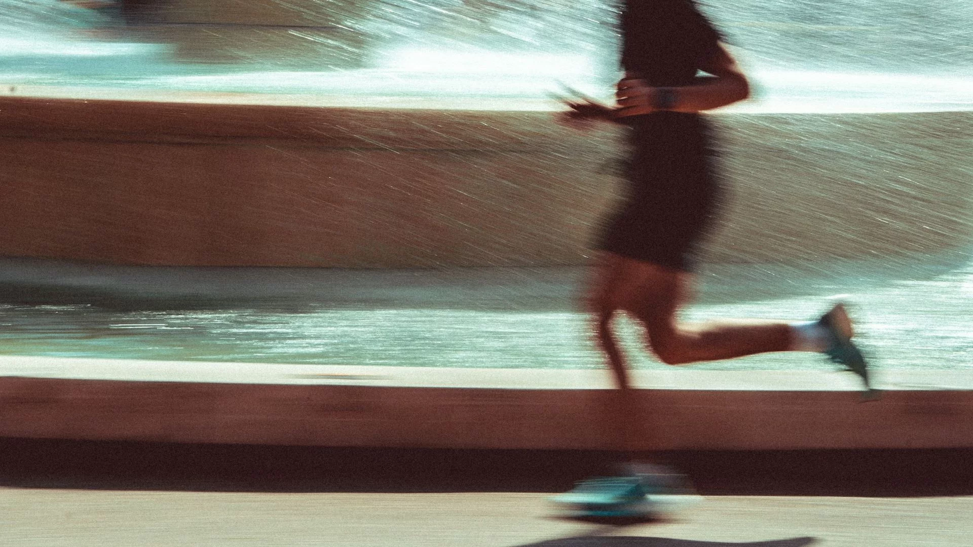 Osoba biegnąca w stroju sportowym. Ćwicz, nawet jeśli źle jesz. Ruch może ochronić twój nastrój.