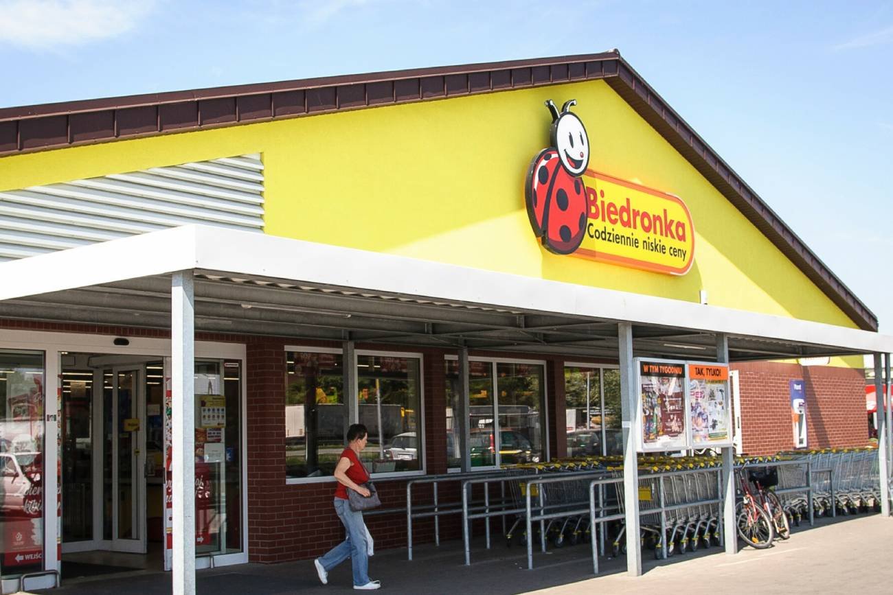 Kobieta wychodząca ze sklepu Biedronka