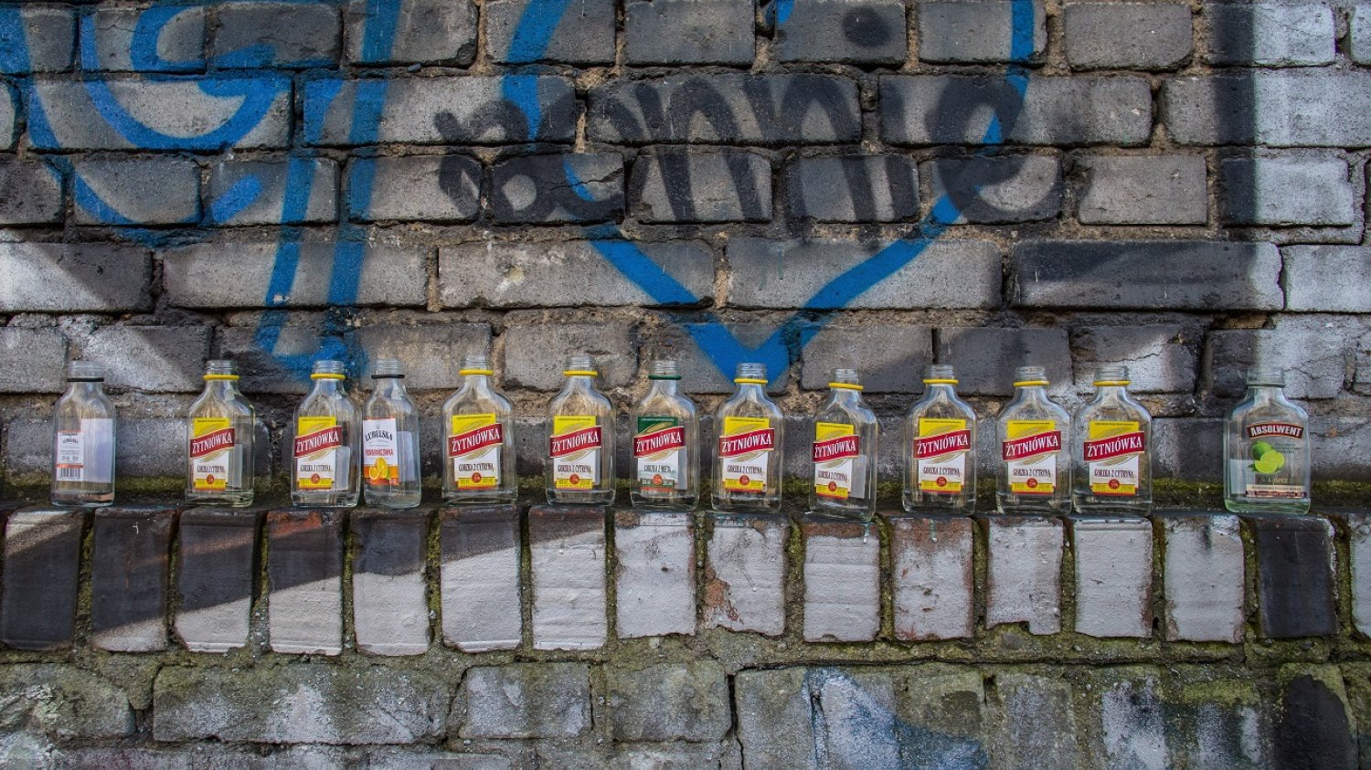 Alkohol w niewielkich butelkach tzw. "małpkach".