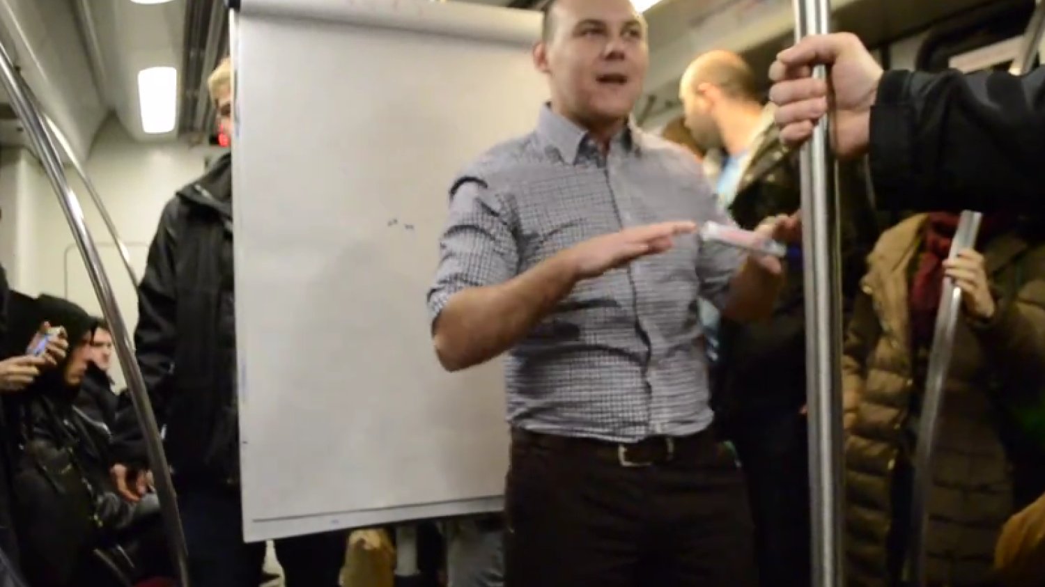 Ten polski coach zrobił niespodziewany "wykład" w metrze. Internauci go za to hejtują