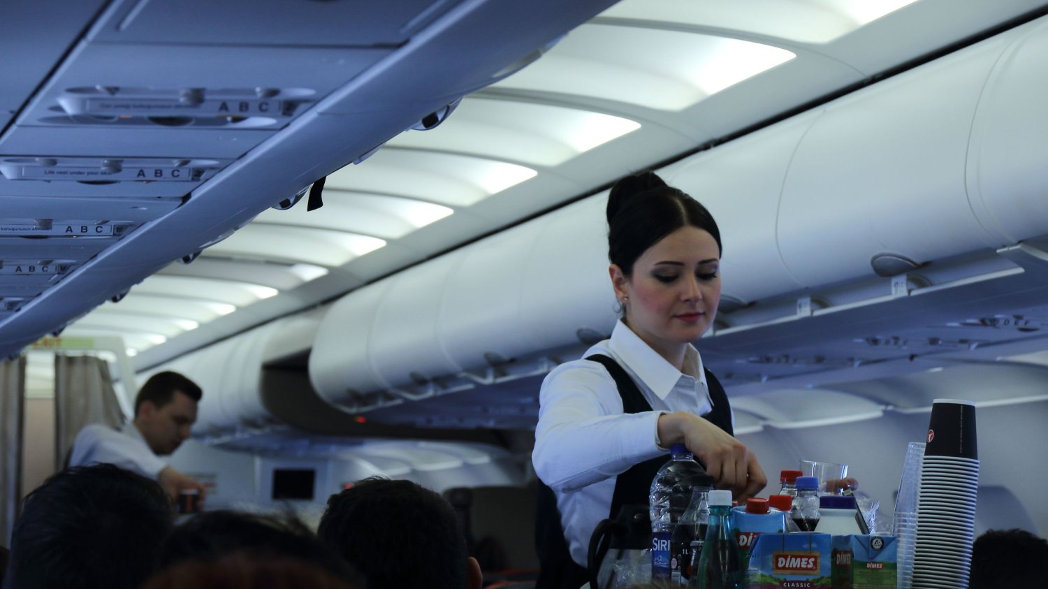 Od przyszłego roku w samolotach Airbus 330 Lufthansy będzie latać jeden pracownik mniej.