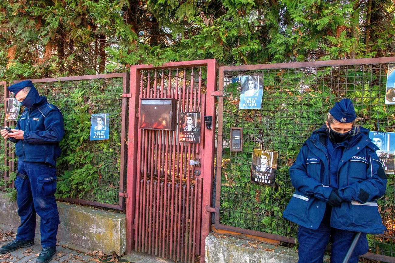 Skromnej willi (dwukrotnie tańszej od innych domów w okolicy) Jarosława Kaczyńskiego na warszawskim Żoliborzu non stop pilnuje policja.