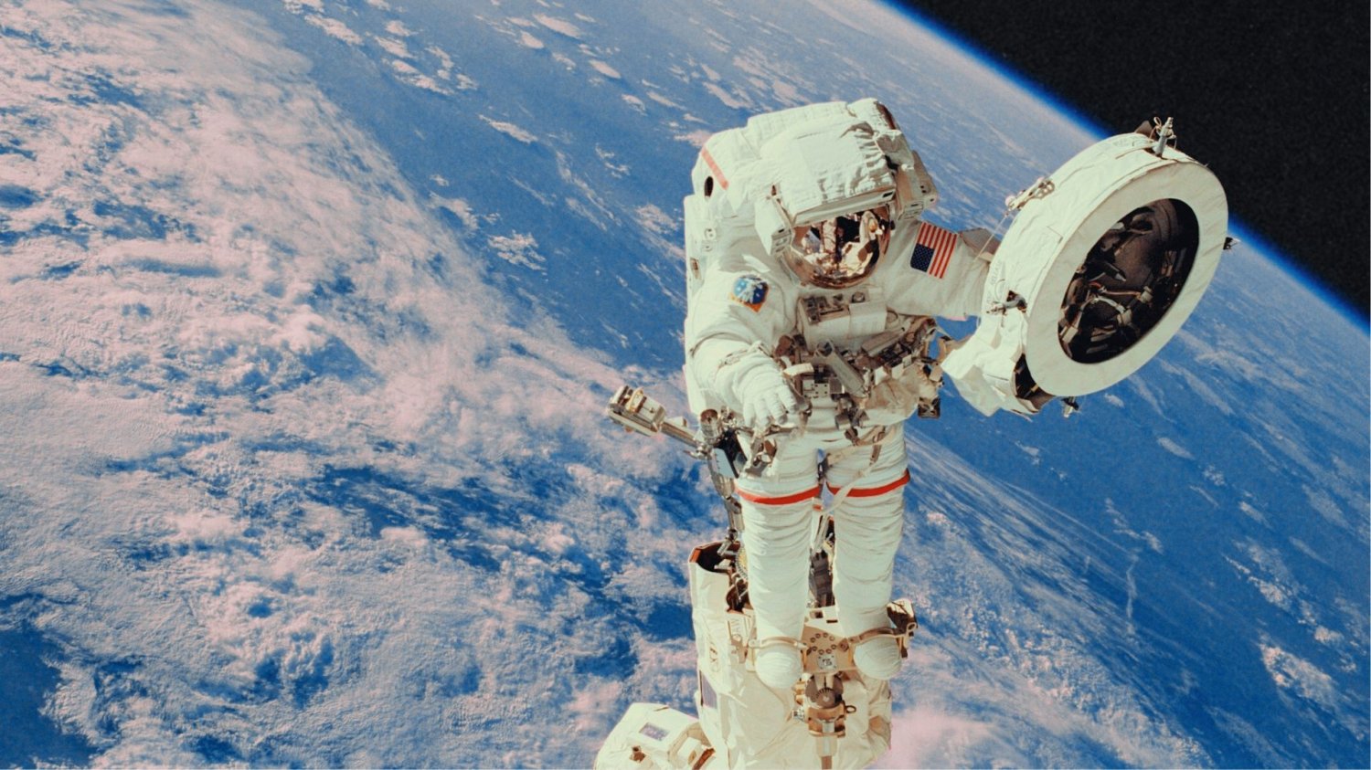 Astronauta misji Apollo 11 Buzz Aldrin spaceruje po powierzchni Księżyca 20 lipca 1969 roku na zdjęciu wykonanym przez Neila Armstronga.