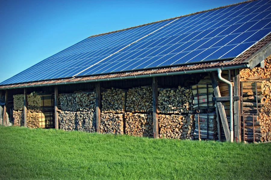 Szansą dla producentów instalacji fotowoltaicznych są małe i średnie przedsiębiorstwa - to one płacą za energię najwięcej.