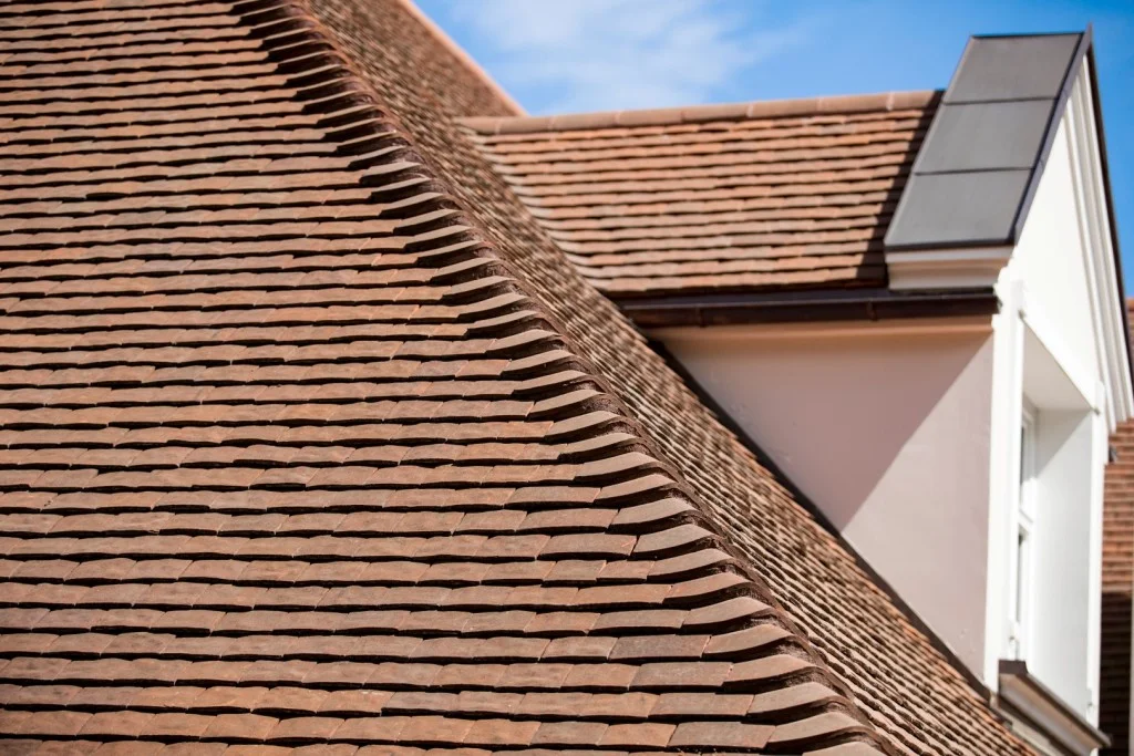 Dom w stylu polskiego dworkowym, z ceramiką dachową Heritage