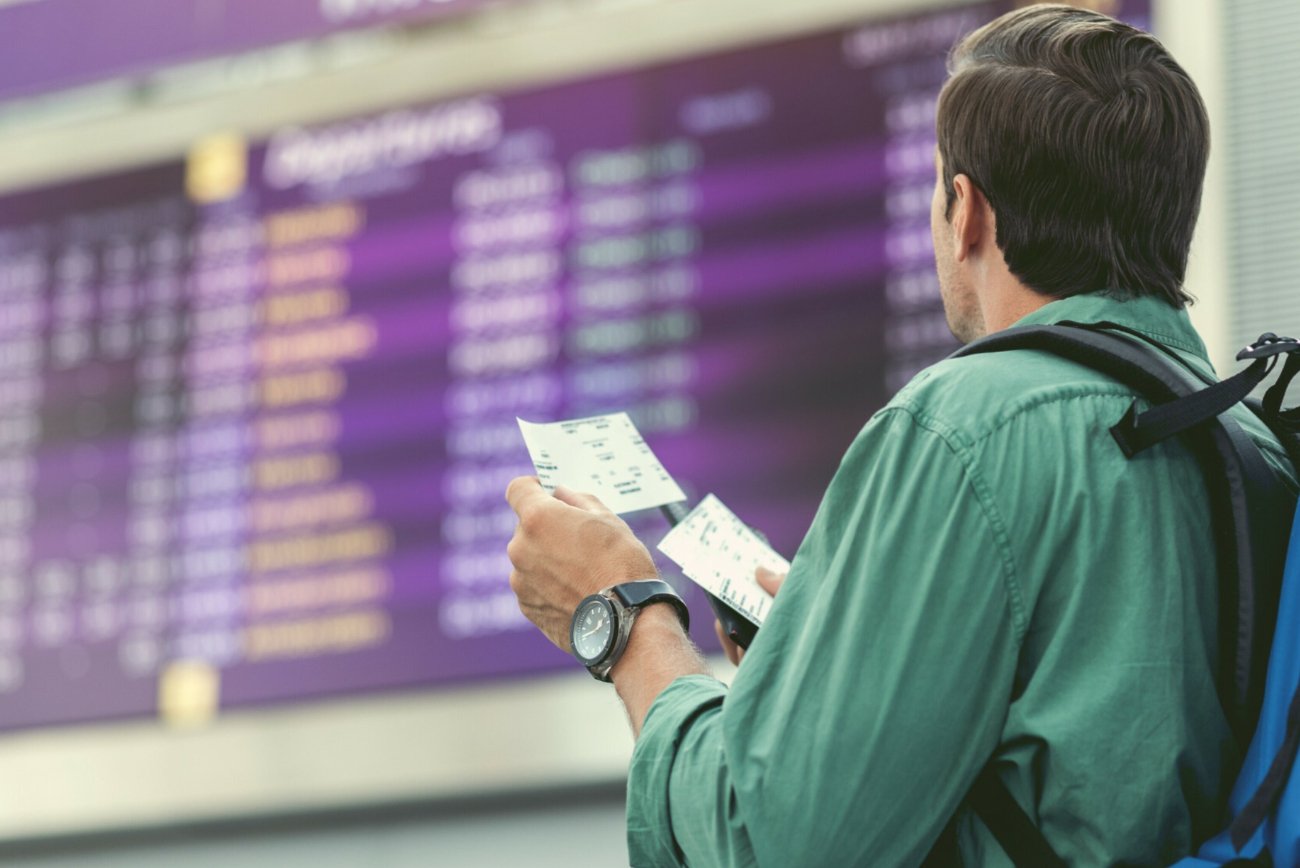Tablica odlotów i przylotów na lotnisku