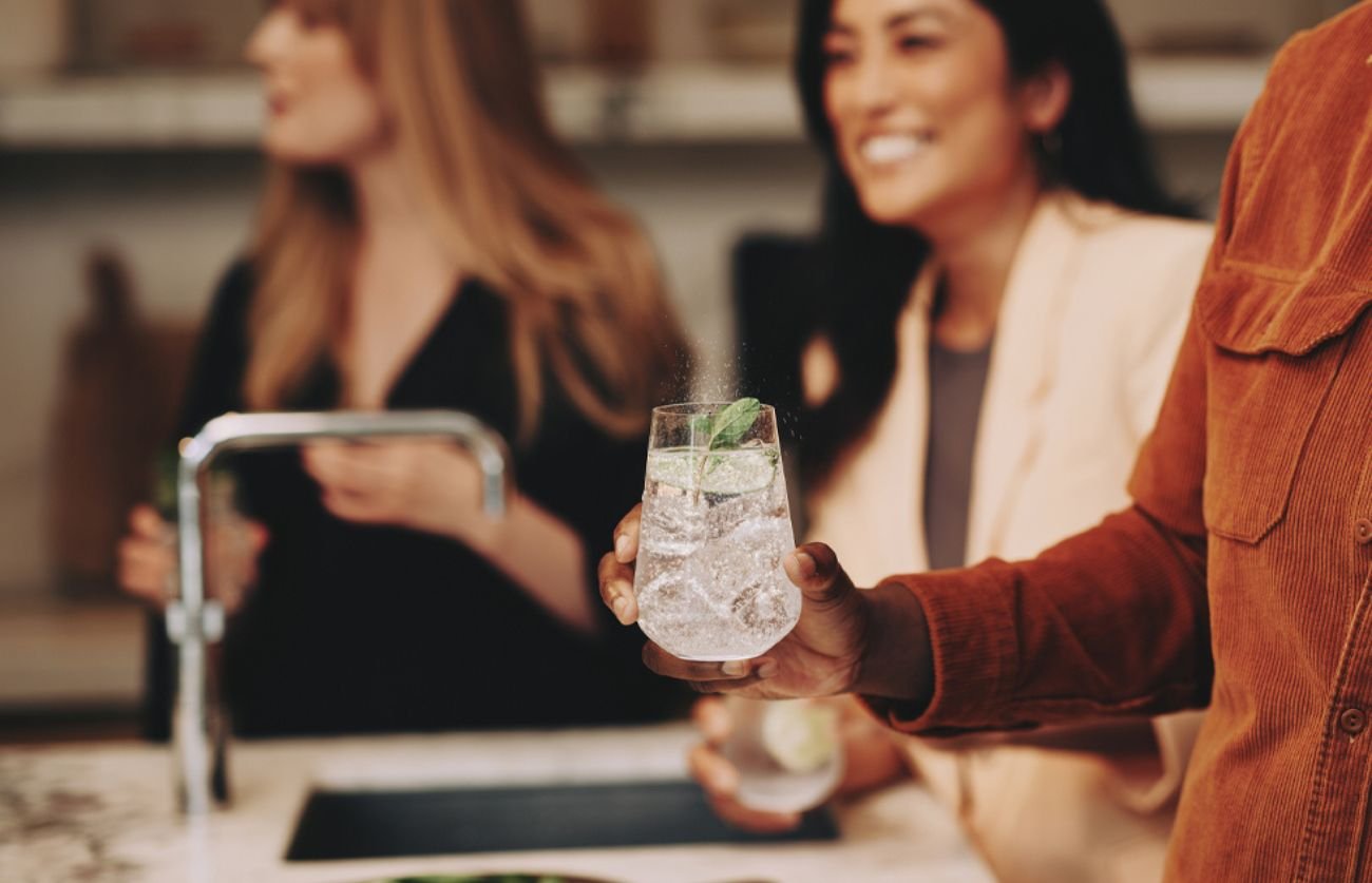 Zero waste living - grupka ludzi pije wodę z kranu zamiast butelkowanej