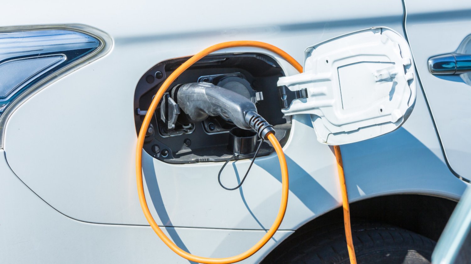 Dopłaty do aut elektrycznych są opóźnione i mogą być zmniejszone prawie o połowę.