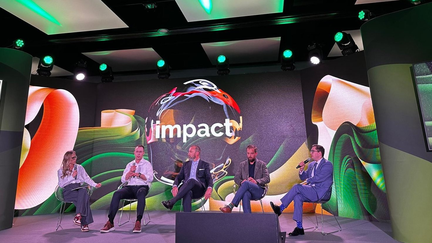 eV City powered by Volvo to ogólnopolski program szwedzkiego producenta samochodów, którego celem jest podniesienie jakości życia mieszkańców poprzez poprawę czystości powietrza w 35 największych polskich miastach.