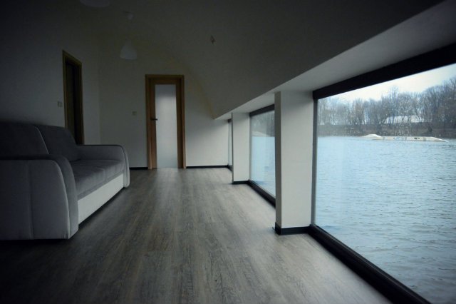 Pierwszy dom na wodzie obserwować mogliśmy przez pewien czas w Porcie Czerniakowskim