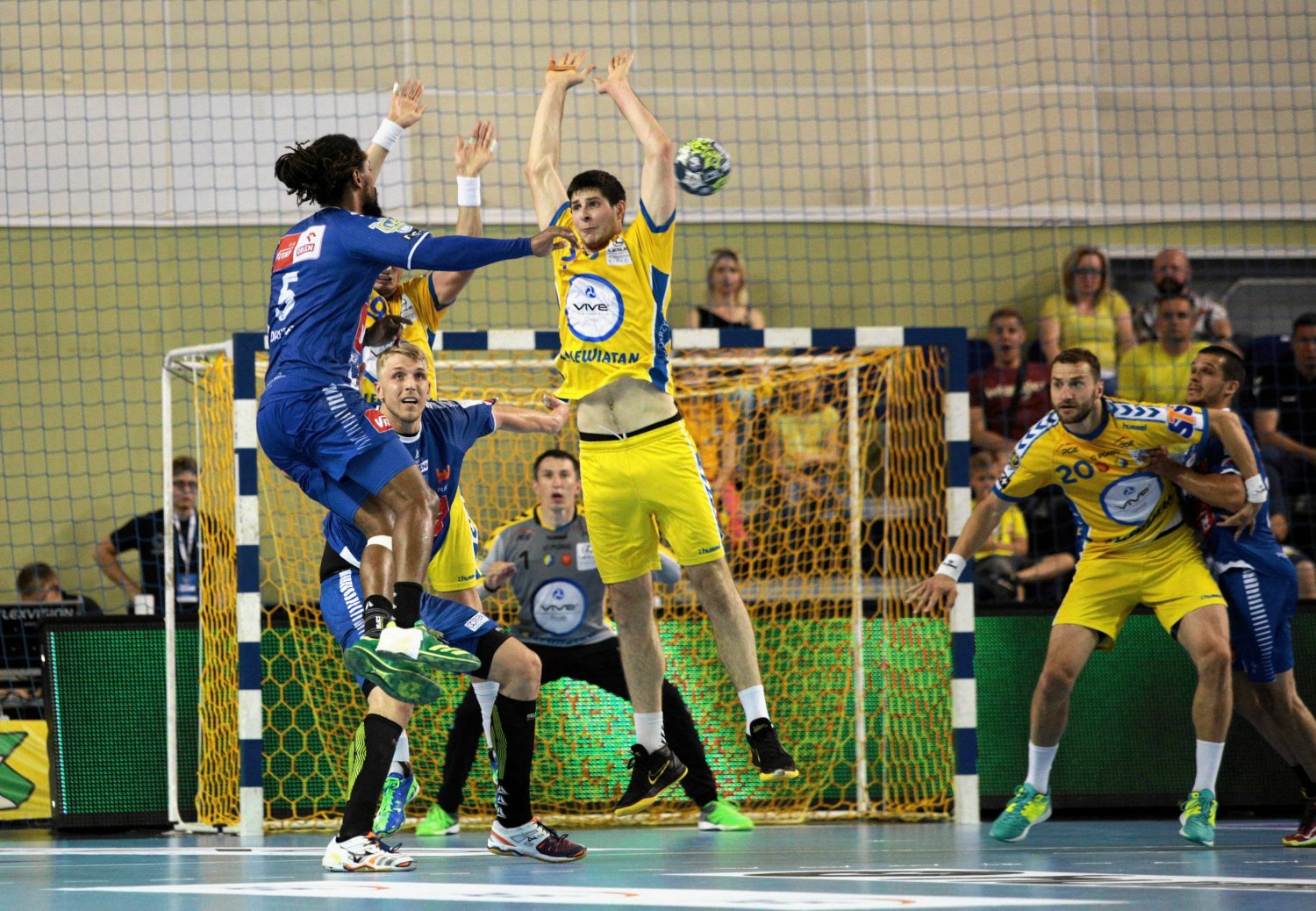 Polscy szczypiorniści, Orlen Wisła Płock i PGE VIVE Kielc, zostały ukarane karą finansową za zakrycie na swoich koszulkach logotypu sponsora Ligi Mistrzów