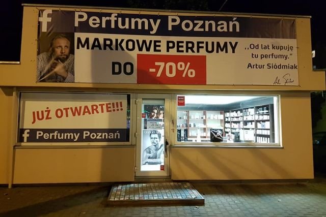 Poznański sklep z perfumami przekroczył sporo granic regulujących zasady dobrej reklamy. Na dodatek wykorzystuje logo Facebooka, więc naraża się na pozew