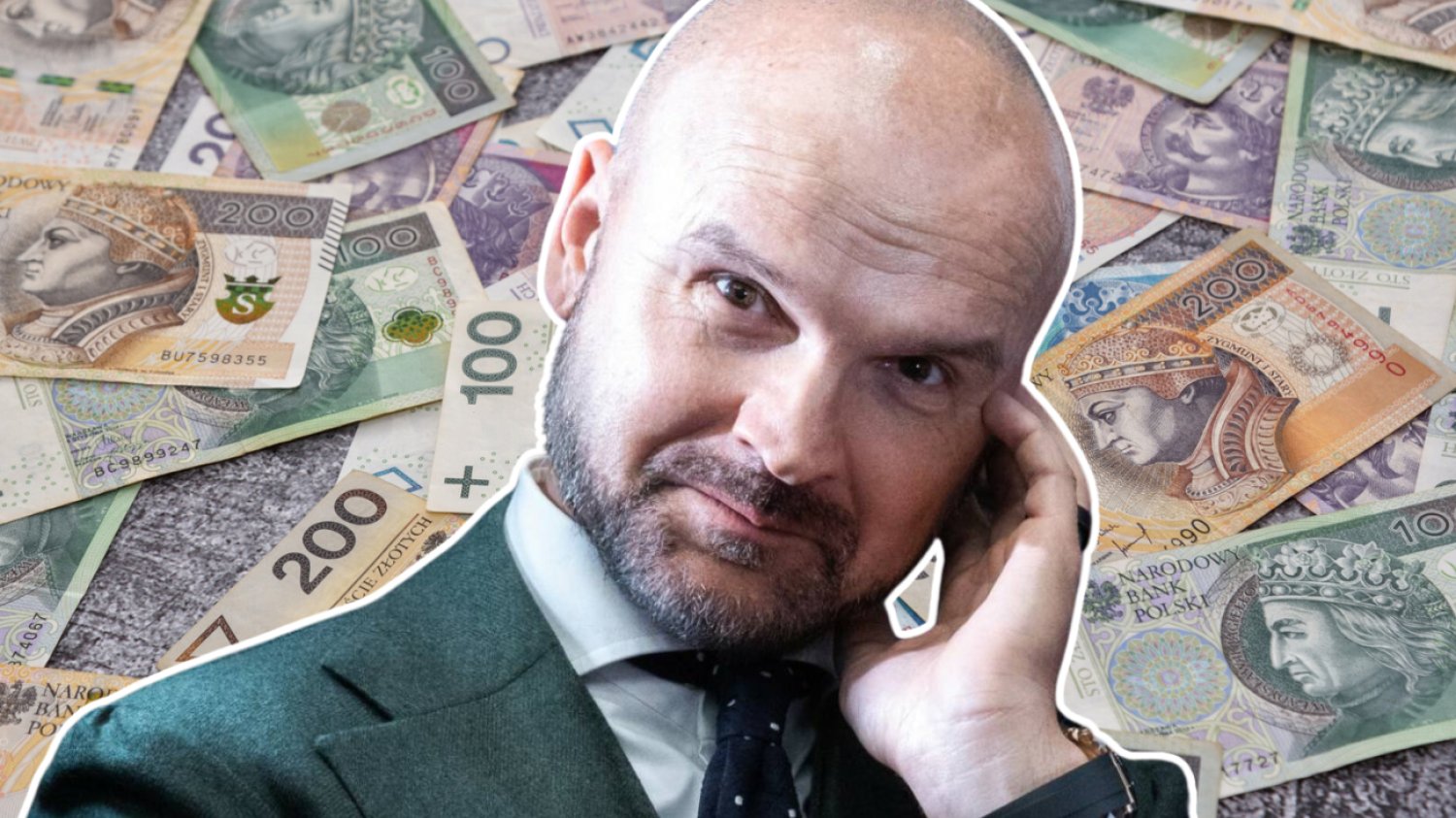 Rafał Brzoska na tle pieniędzy.