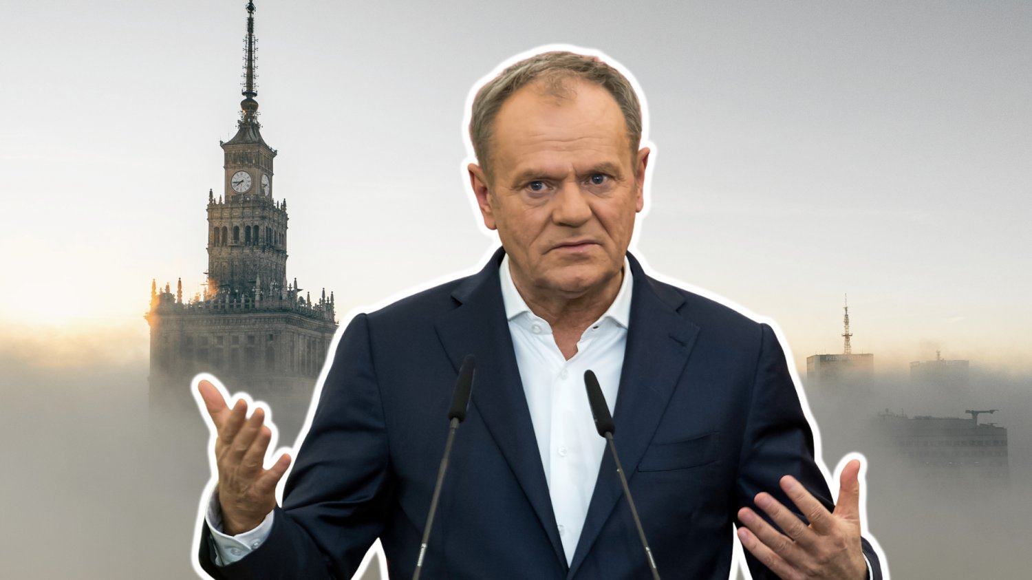 Donald Tusk. W tle Warszawa, Pałac Kultury i dużo mgły.