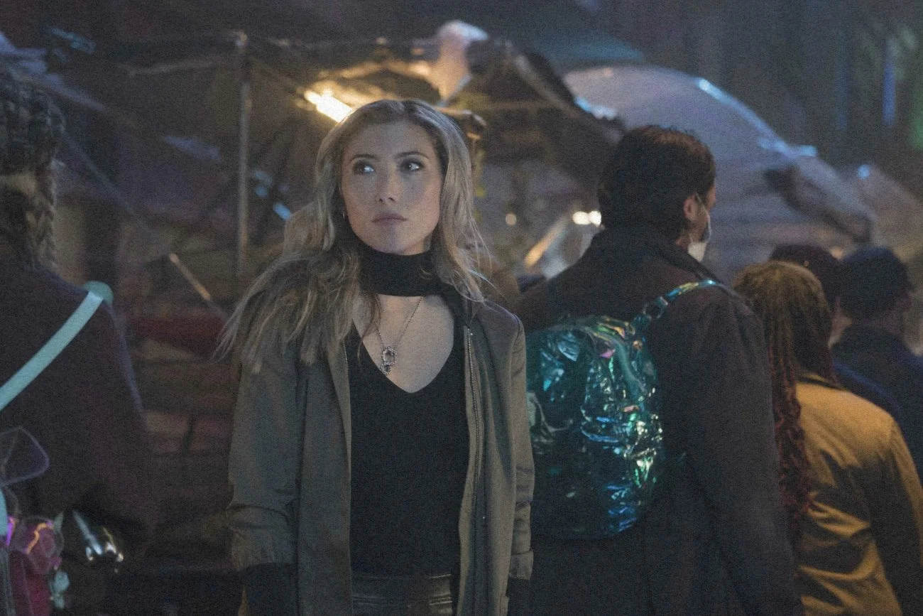 Kadr z serialu "Altered Carbon", na zdjęciu Dichen Lachman.