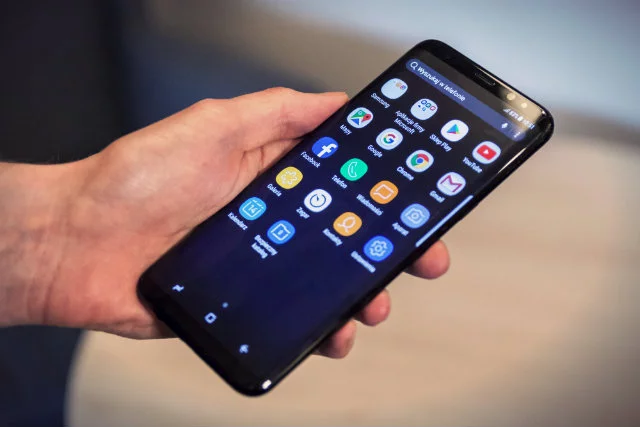 Samsung S8+ mimo dużych gabarytów idealnie układa się w dłoni