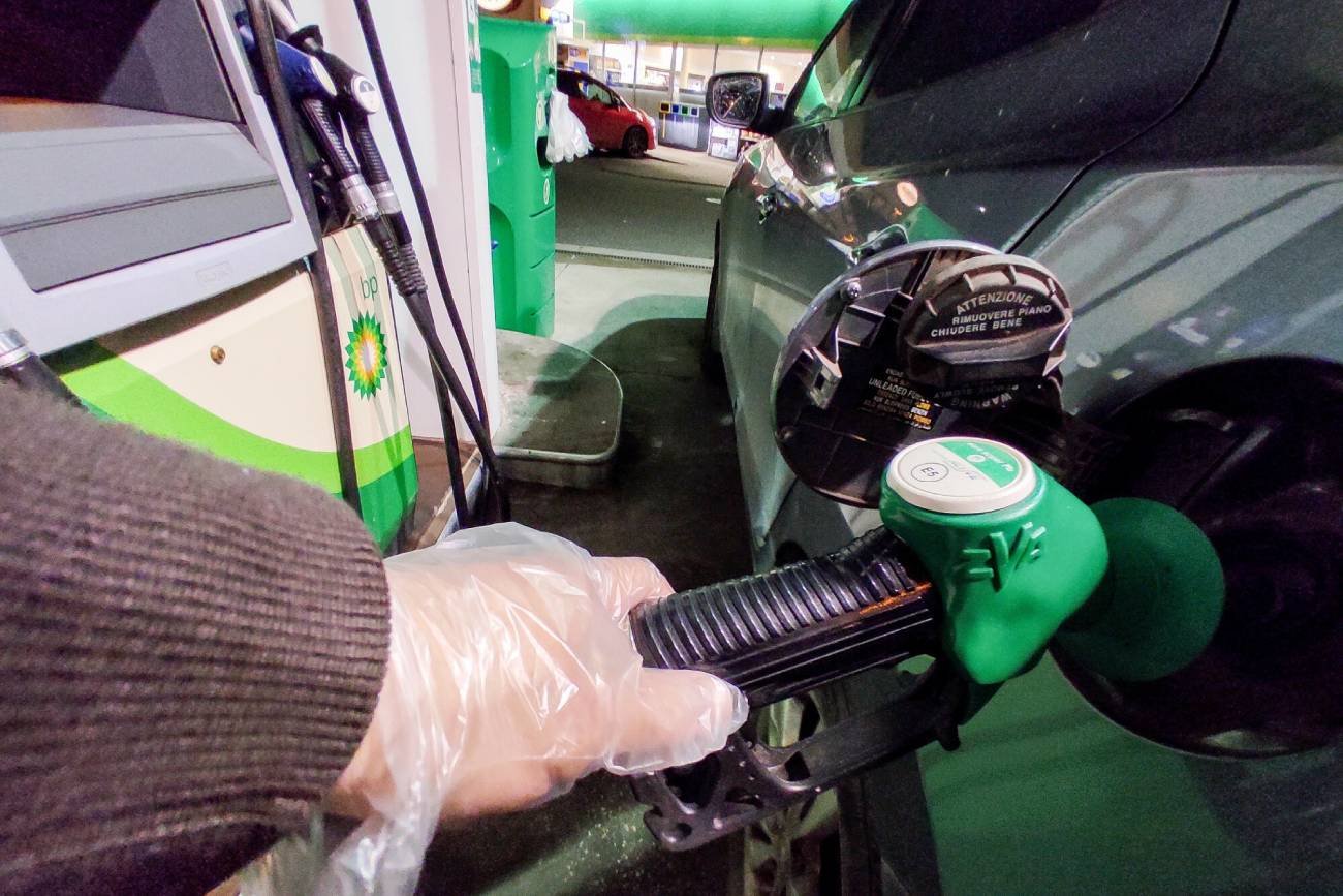 Osoba tankująca samochód.