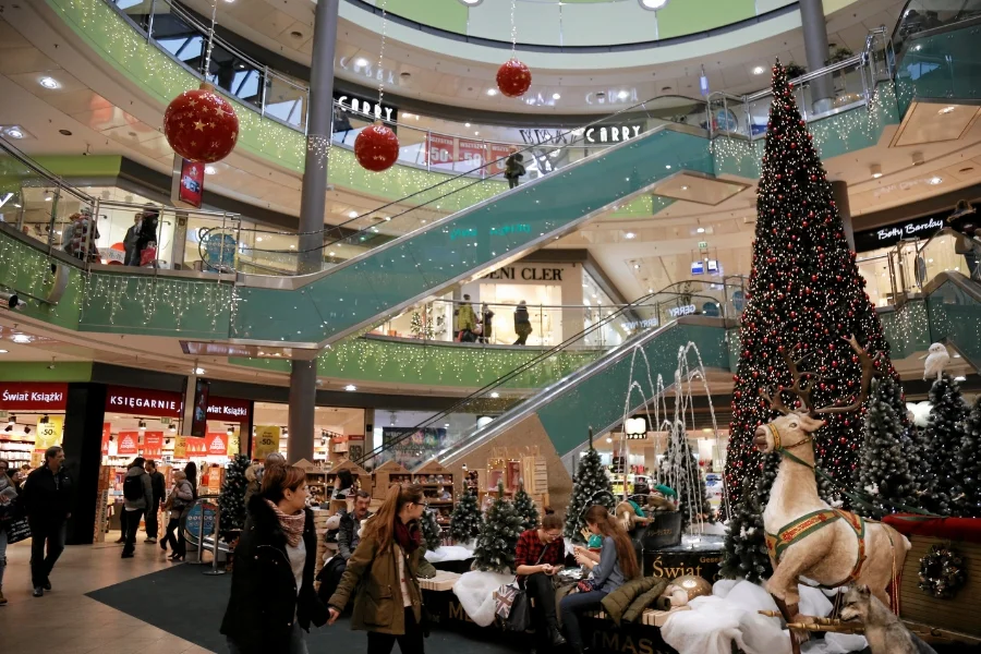 Polacy spędzają czas przed świętami, buszując po galeriach handlowych. Nic dziwnego, święta to jeden z najlepszych okresów w roku dla branży.