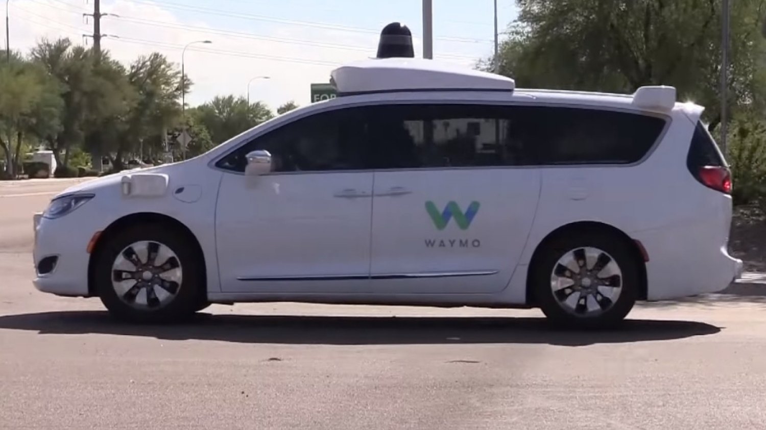 Autonomiczne auto Waymo. Systemy detekcji pieszych w takich autach mają większy kłopot ze zidentyfikowaniem osób o ciemnej karnacji.