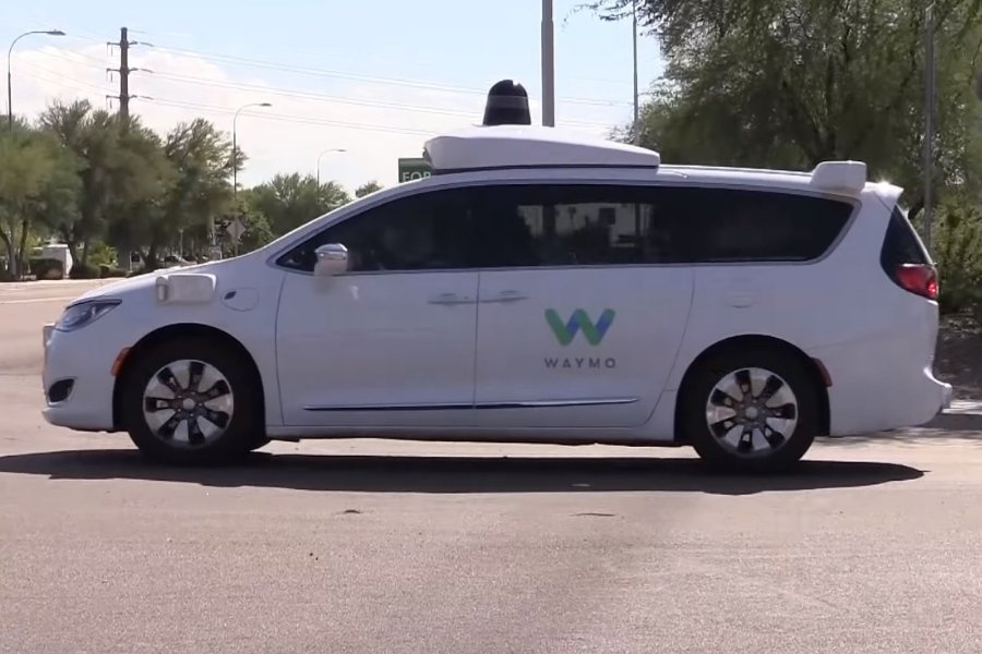 Autonomiczne auto Waymo. Systemy detekcji pieszych w takich autach mają większy kłopot ze zidentyfikowaniem osób o ciemnej karnacji.