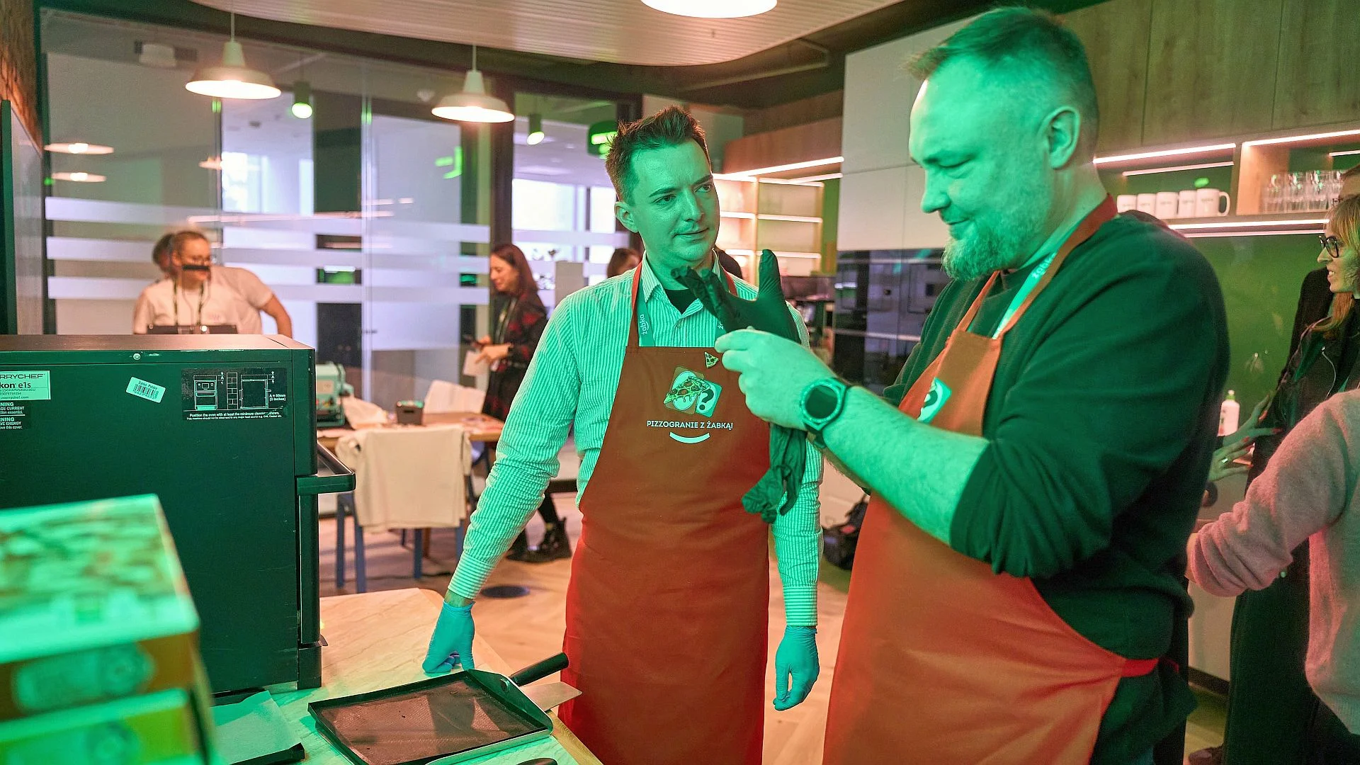 Pizzę w Żabce piecze się w specjalnym piecu. Takie urządzenia są w każdej placówce. Pieczenie trwa poniżej 3 minut
