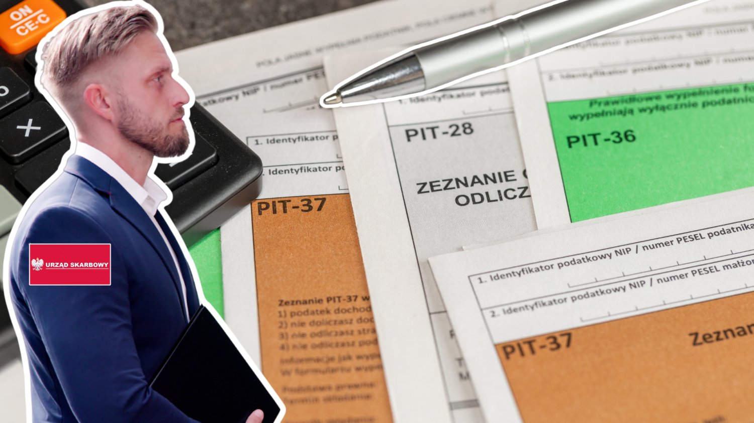 Urzędnik z logo Urzędu Skarbowego. W tle dokumenty PIT, długopis i kalkulator. Wszystko na biurku.