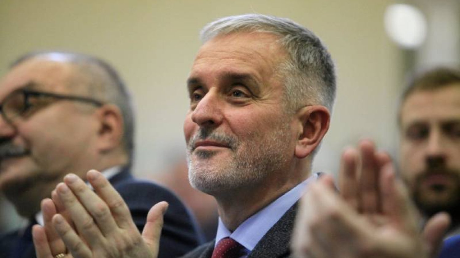 Burmistrz Wałbrzycha Roman Szełemej. Klaszczący mężczyzna.