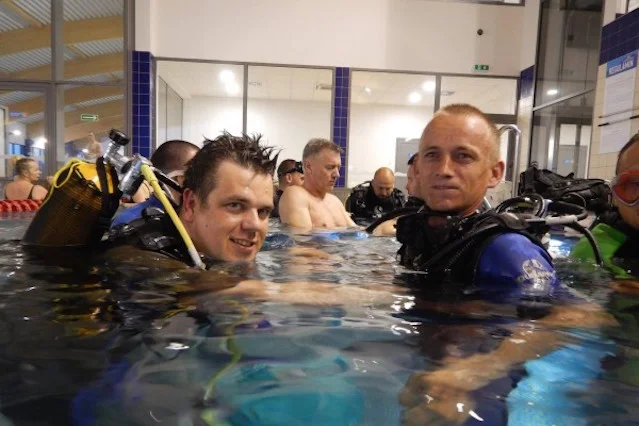 Pracownicy browaru w trakcie nauki nurkowania.
