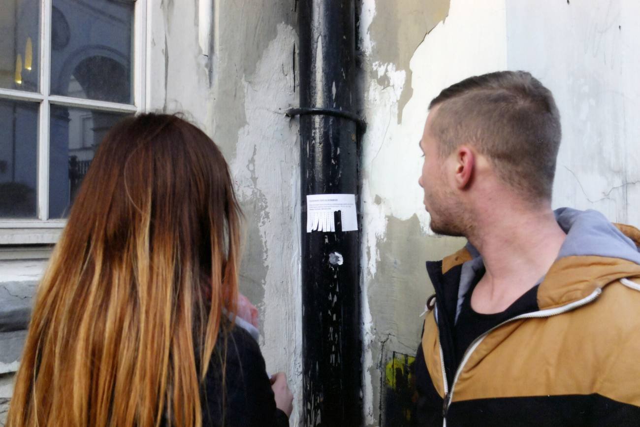 Młodzi ludzie szukają mieszkań