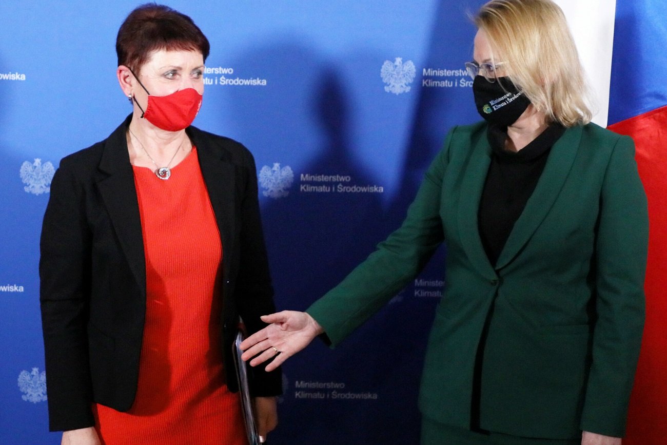 Warszawa, 18.01.2022. Spotkanie minister klimatu i środowiska Anny Moskwy (P) z czeską minister środowiska Anną Hubackova (L).