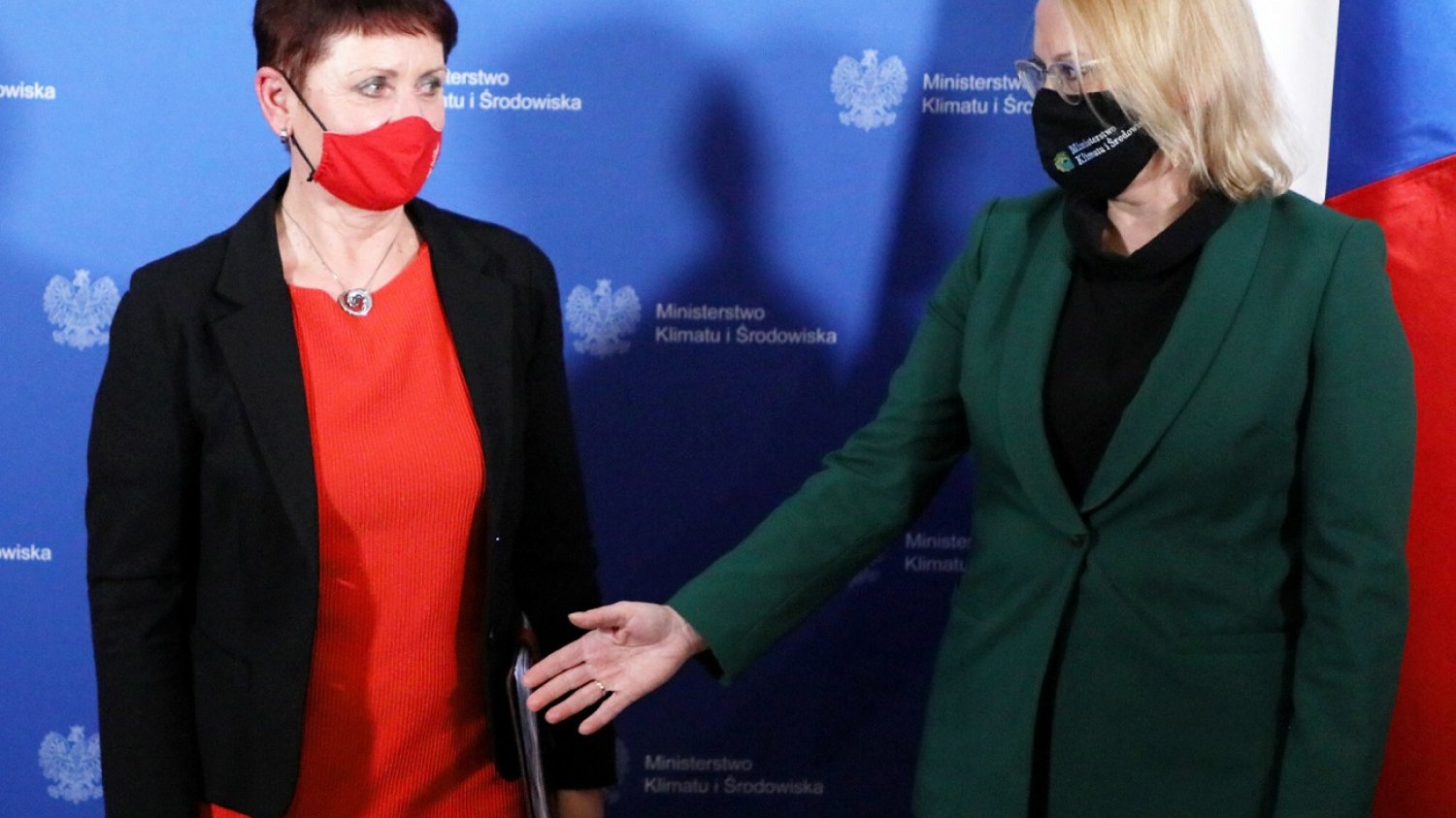 Warszawa, 18.01.2022. Spotkanie minister klimatu i środowiska Anny Moskwy (P) z czeską minister środowiska Anną Hubackova (L).