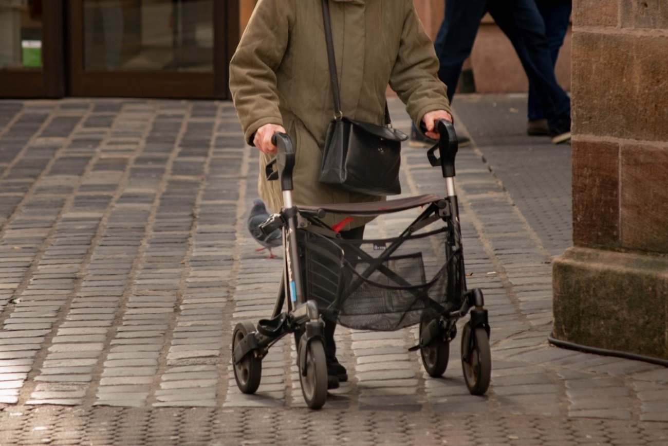 Emerytka z wózkiem.