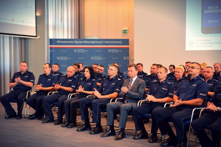 Funkcjonariusze podczas prezentacji aplikacji.