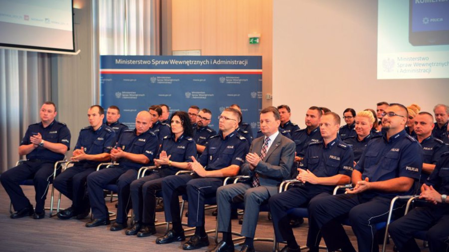 Funkcjonariusze podczas prezentacji aplikacji.