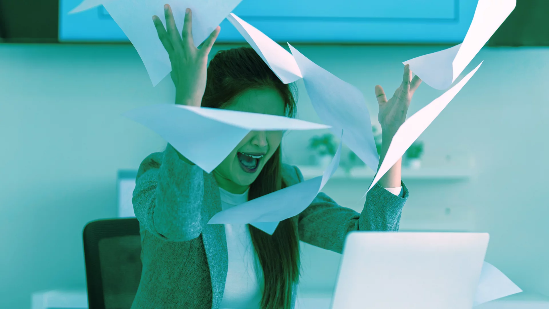 "A co jeśli każdy aplikowałby na każde stanowisko?" Tak, takie narzędzie już powstało Kobieta podrzuca w górę stos kartek. Startup Sorce chce wyręczyć cię w szukaniu pracy