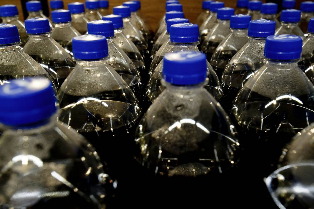 Dlaczego nakrętki są przymocowane do butelek?