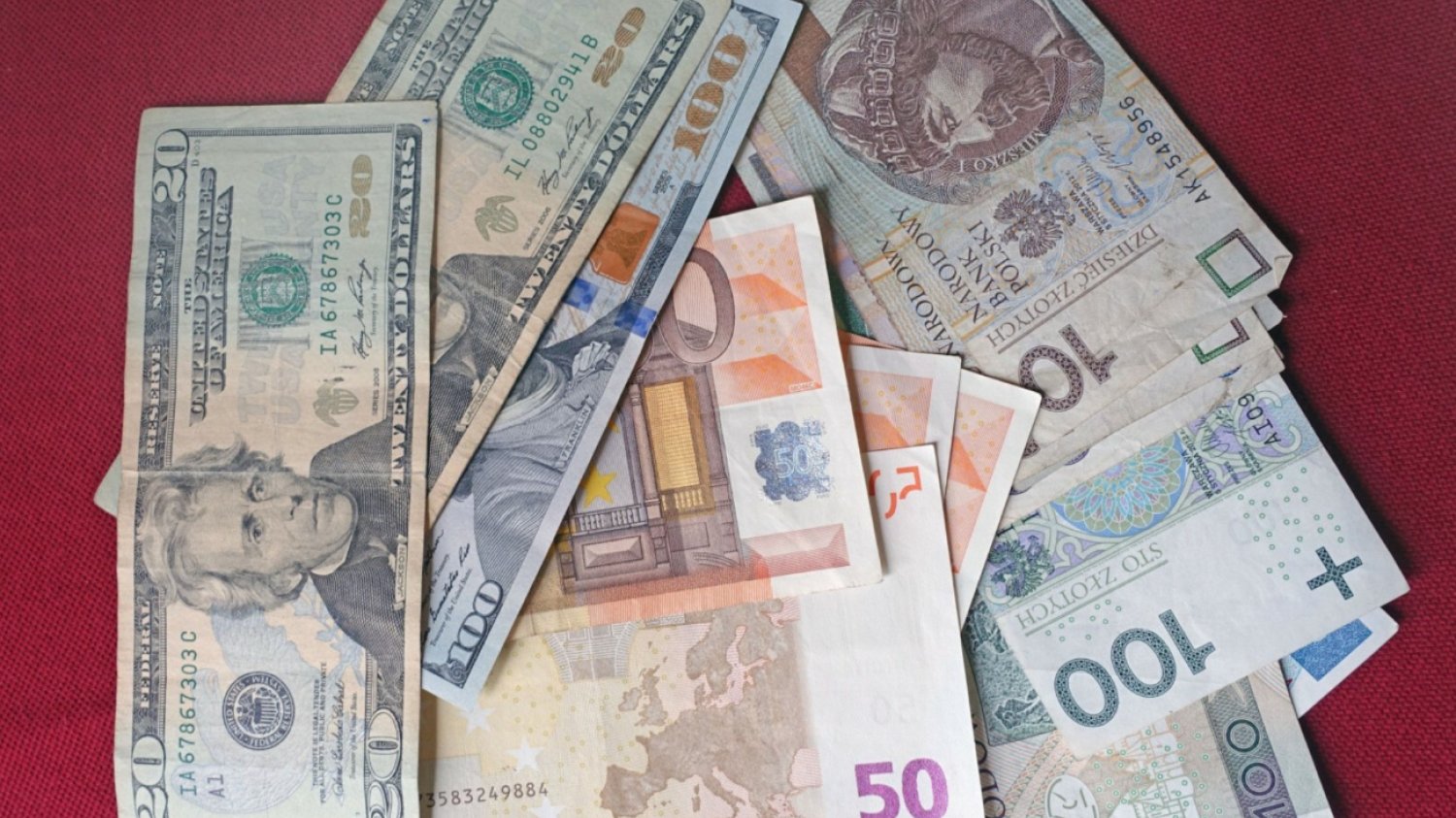 Banknoty: dolar, euro, złoty