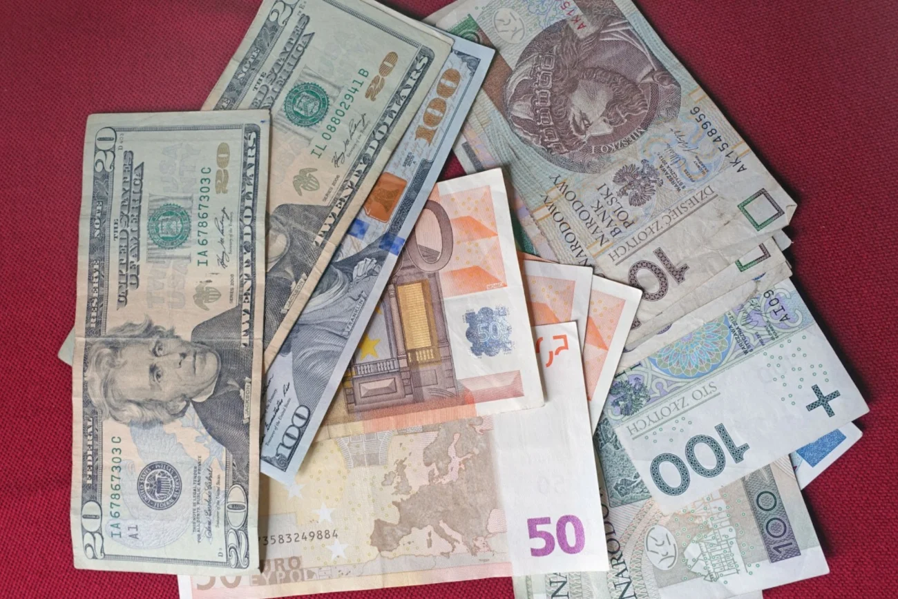 Banknoty: dolar, euro, złoty