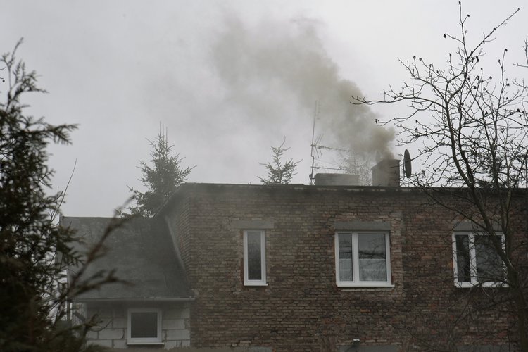 Większość Polaków jest skłonna więcej płacić za prąd, jeśli nie będzie pochodził z węgla.