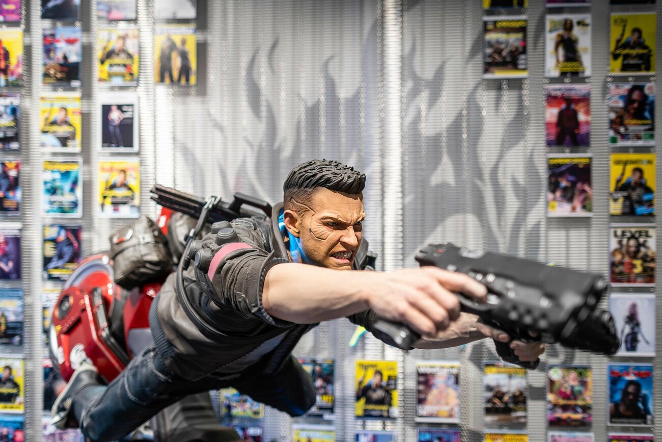 Figurka postaci z gry "Cyberpunk 2077" widoczna w Warszawskiej siedzibie CD Project.
