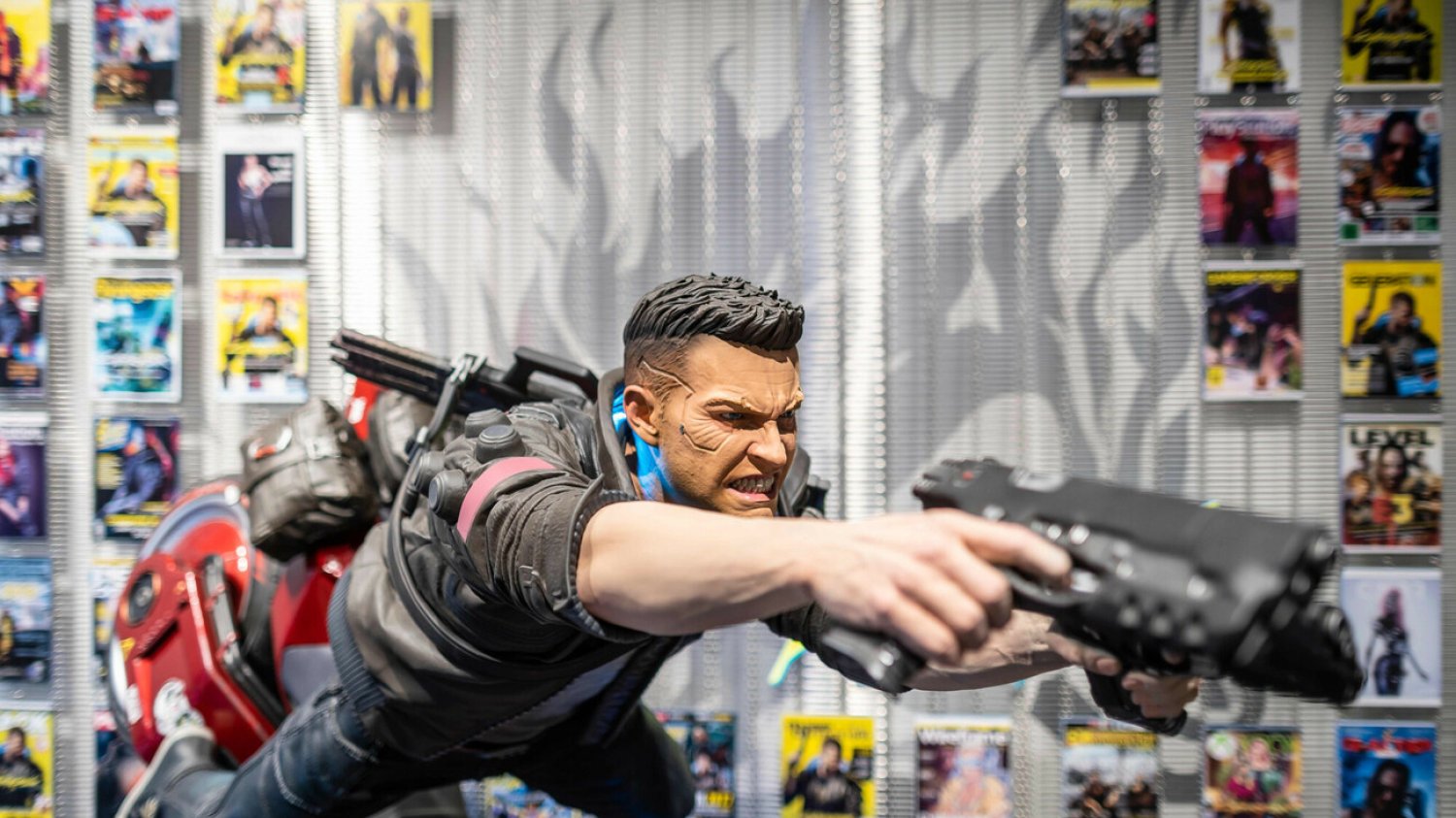 Figurka postaci z gry "Cyberpunk 2077" widoczna w Warszawskiej siedzibie CD Project.